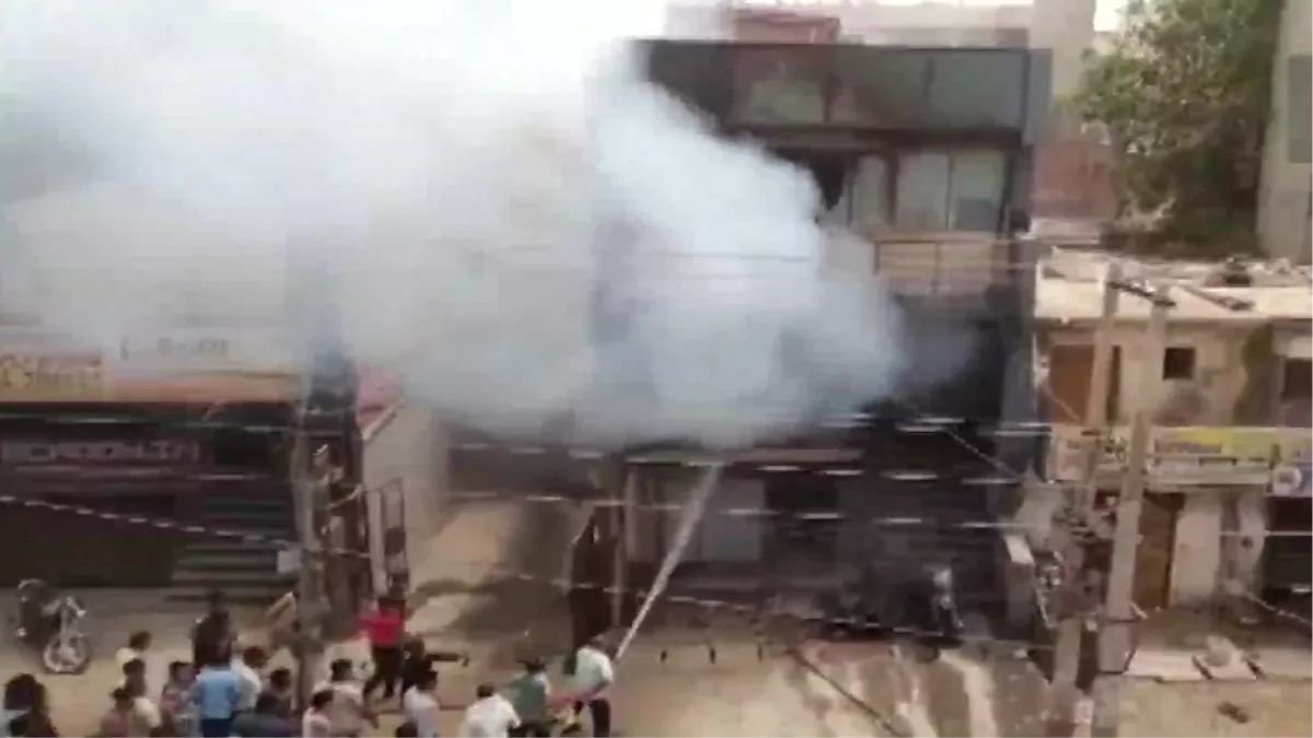 Faridabad News:में केएफएस कंपनी के गोदाम में लगी भयंकर आग, दमकल वाहनों की मदद से आग पर काबू।