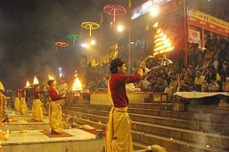 https://hindistates.com/wp-content/uploads/2024/06/340px-Evening_Ganga_Aarti_at_Dashashwamedh_ghat_Varanasi.jpg