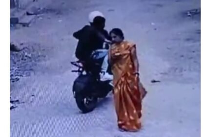 kanpur-woman-chain-loot-cctv-footage