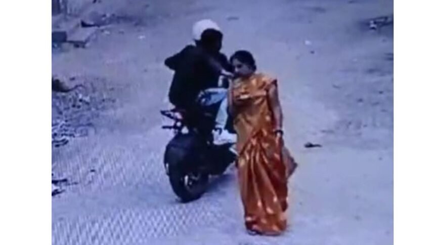 kanpur-woman-chain-loot-cctv-footage