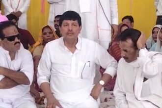 dausa-mp-murari-lal-meena-welcomed-bassi-congress-workers