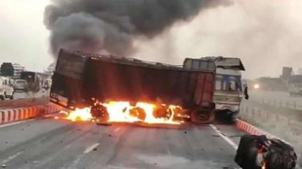 truck-me-lagi-koyle-se-bhari-bhishan-aag"