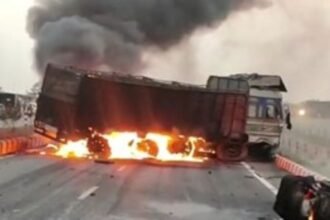 truck-me-lagi-koyle-se-bhari-bhishan-aag"