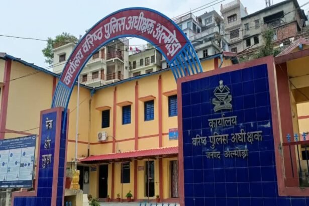 almora-police-recovers-bag-with-1-5-lakh-cash-and-documents