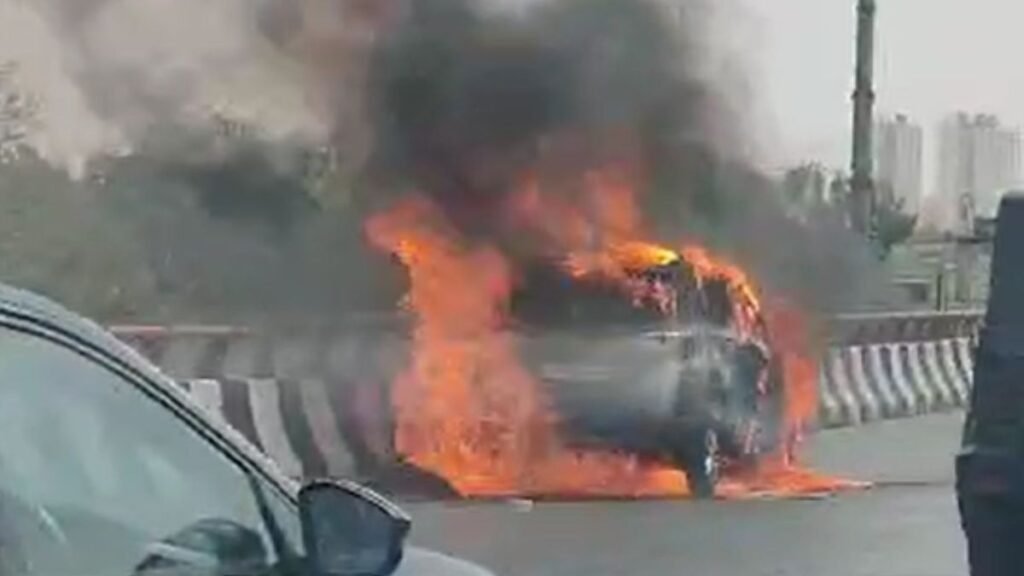noida-car-fire-fire-department-control