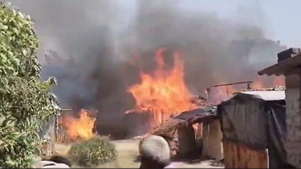 shahjahanpur-village-fire-three-houses-burnt"
