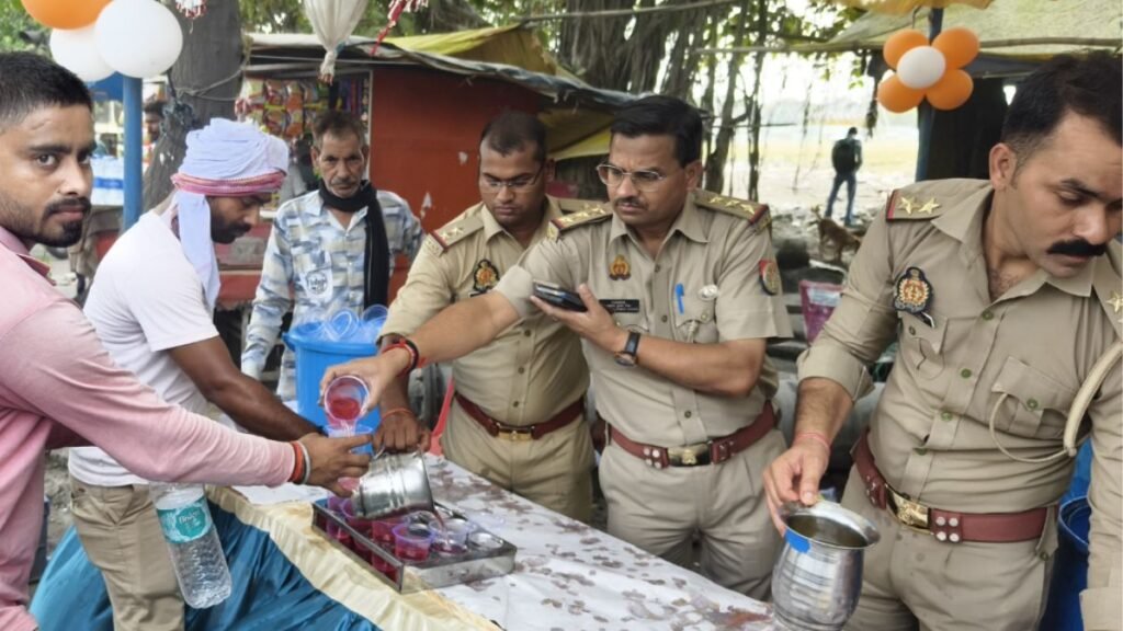 kanpur-govind-nagar-police-humane-initiative-sherbet-distribution