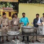 kanpur-police-distributes-sherbet-to-relieve-heat