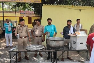 kanpur-police-distributes-sherbet-to-relieve-heat