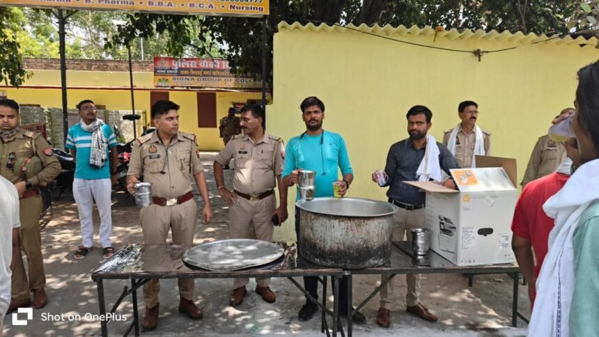 kanpur-police-distributes-sherbet-to-relieve-heat