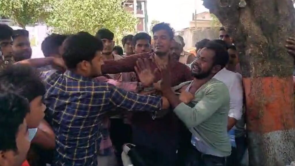 bijnor-hospital-mobile-thief-beaten-by-public-police-arrest