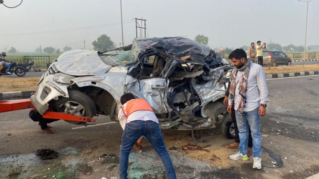 Hapur News Today In Hindi: दिल्ली-लखनऊ हाईवे पर भीषण कार हादसा - एक की मौत, छह घायल 3 hapur-delhi-lucknow-highway-car-accident-one-dead-six-injured