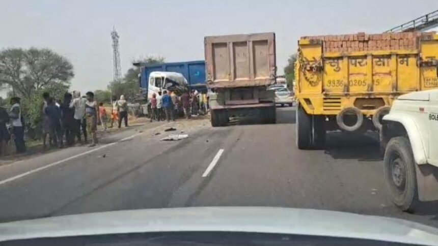 kanpur-sagar-highway-dumper-truck-collision-traffic-jam