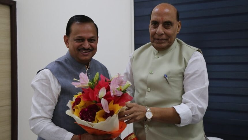 kanpur-mp-ramesh-awasthi-meets-defense-minister-rajnath-singh