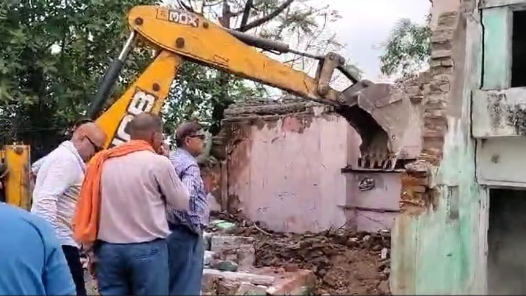 bilaspur-avaidh-atikraman-par-chala-bulldozer-742-ghar-hataye