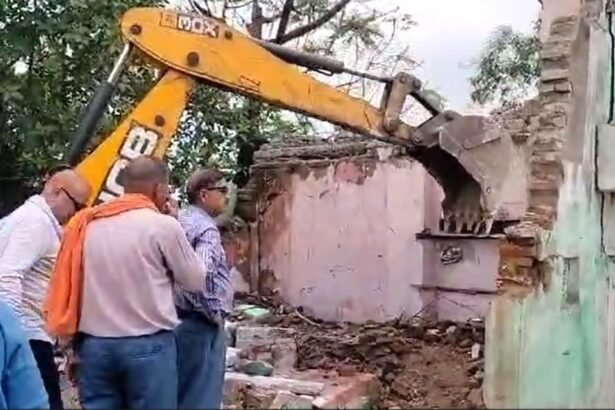 bilaspur-avaidh-atikraman-par-chala-bulldozer-742-ghar-hataye