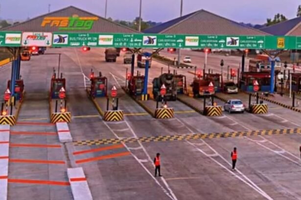 hapur toll plaza speeding car hits employee Delhi Lucknow हाईवे