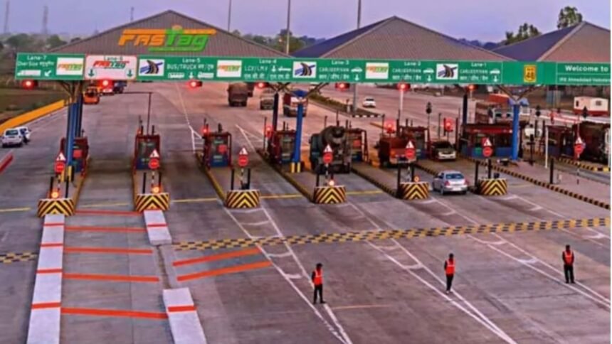 hapur toll plaza speeding car hits employee Delhi Lucknow हाईवे
