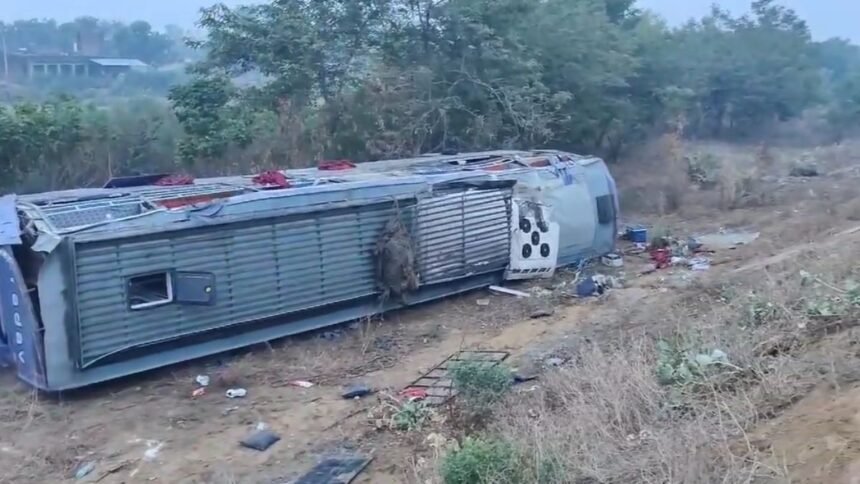 kannauj-delhi-bound-bus-accident-30-injured-14-serious