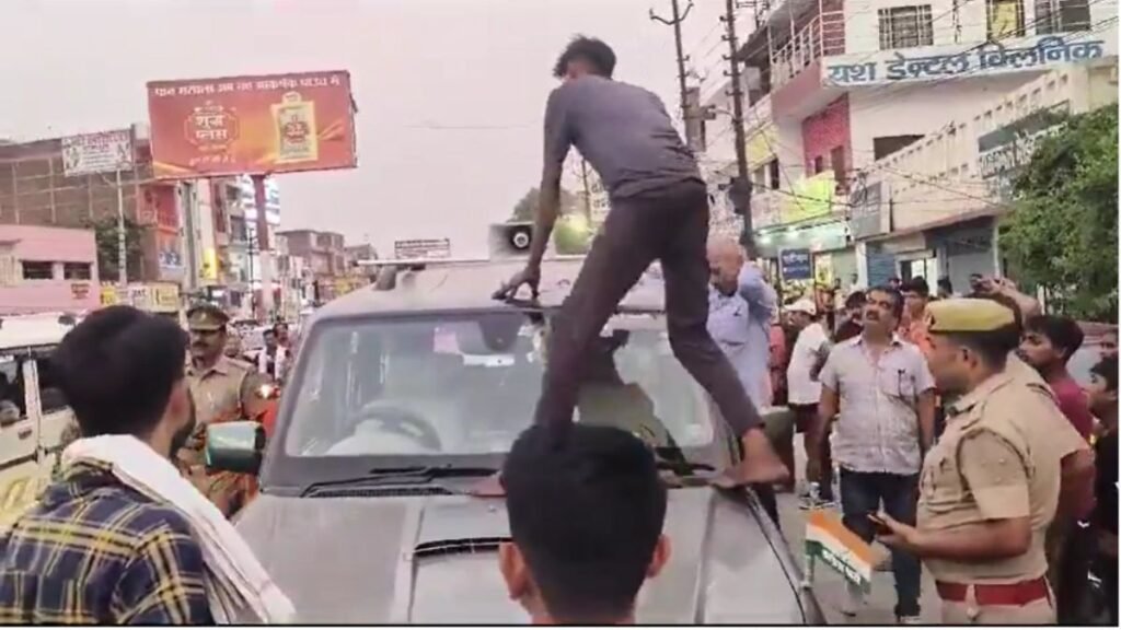 Uttar Pradesh News: Today देवरिया में कांग्रेस प्रवक्ता अखिलेश प्रताप सिंह की गाड़ी का चालान, पुलिस से हुई बहस 10 pratap-singh-car-challan-police