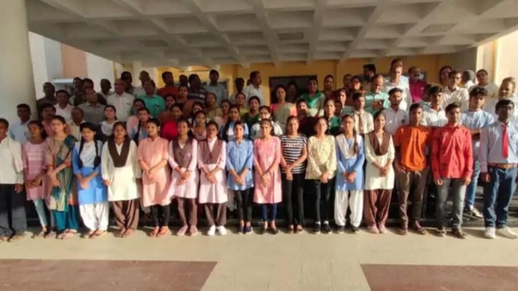 सरकारी स्कूल के छात्रों ने निशुल्क कोचिंग