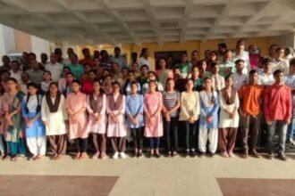 सरकारी स्कूल के छात्रों ने निशुल्क कोचिंग