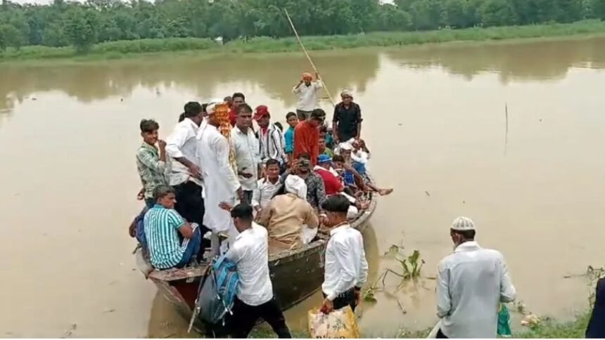 धुबनी में अनोखी शादी - नाव से निकली मोहम्मद अहसान की बारात