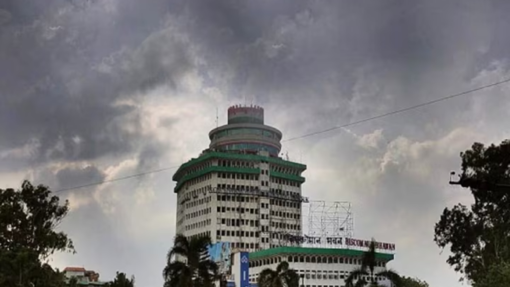 रोहतास के काराकाट में वज्रपात से 15 वर्षीय लड़के की मौत, तीन अन्य घायल