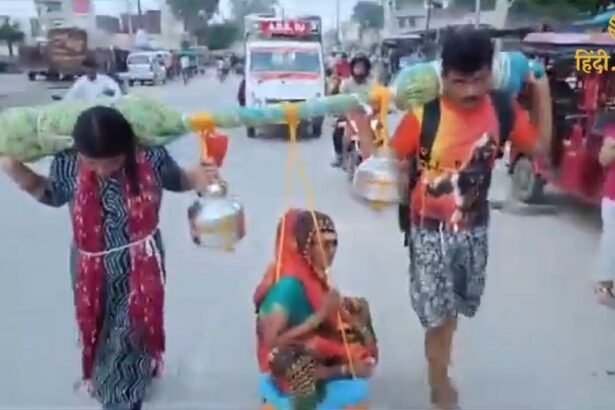 Bulandshahr में बेटे और बहू ने वृद्ध माँ को कंधे