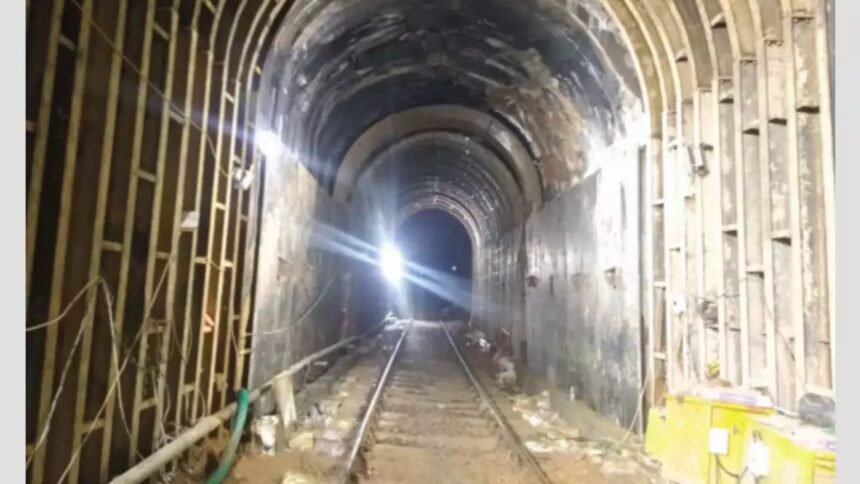 Goa Pernem Tunnel में पानी भरने से रेल सेवाएं ठप, वंदे भारत समेत 9 ट्रेनें रद्द 1 Goa Pernem Tunnel में पानी भरने से रेल सेवाएं ठप, वंदे भारत समेत 9 ट्रेनें रद्द