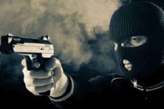 unnao-mask-gang-loots-1-50-lakh-rupees-from-young-man