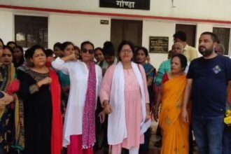 Demonstration-of-teachers-of-Kasturba-Gandhi-Residential-School-in-Gonda-Accusations-of-discrimination-