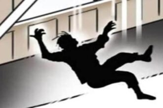 thakurganj-suspicious-death-youth-falls-from-building