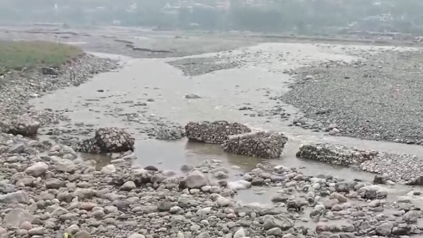 Uttarakhand News: भारी बारिश का अलर्ट, विकासनगर में यमुना नदी किनारे बसे लोगों पर सैलाब का खतरा मंडराया 1 heavy-rainfall-alert-flood-threat-vikasnagar-yamuna-river