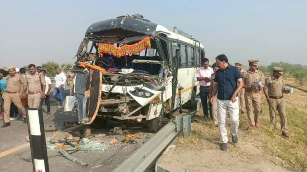 Rajasthan News अजमेर हाईवे पर दो बसों की टक्कर में दर्जनभर लोग घायल, भारी ट्रैफिक जाम