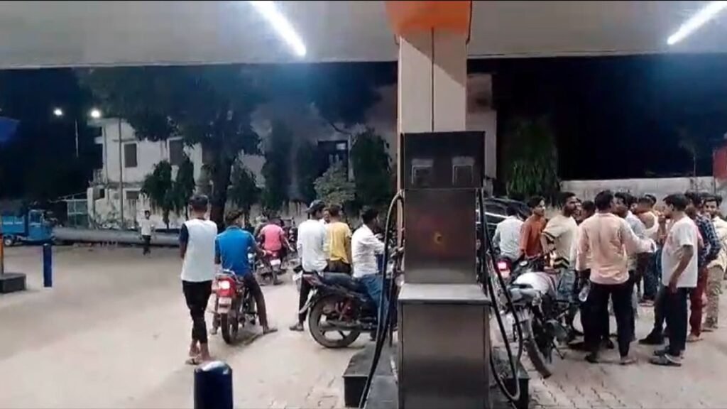 bareilly-petrol-pump-controversy-assault-and-robbery