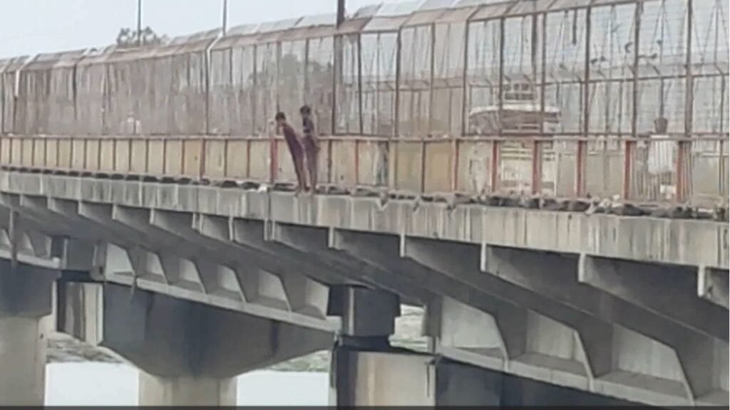 farrukhabad-children-risking-lives-2024