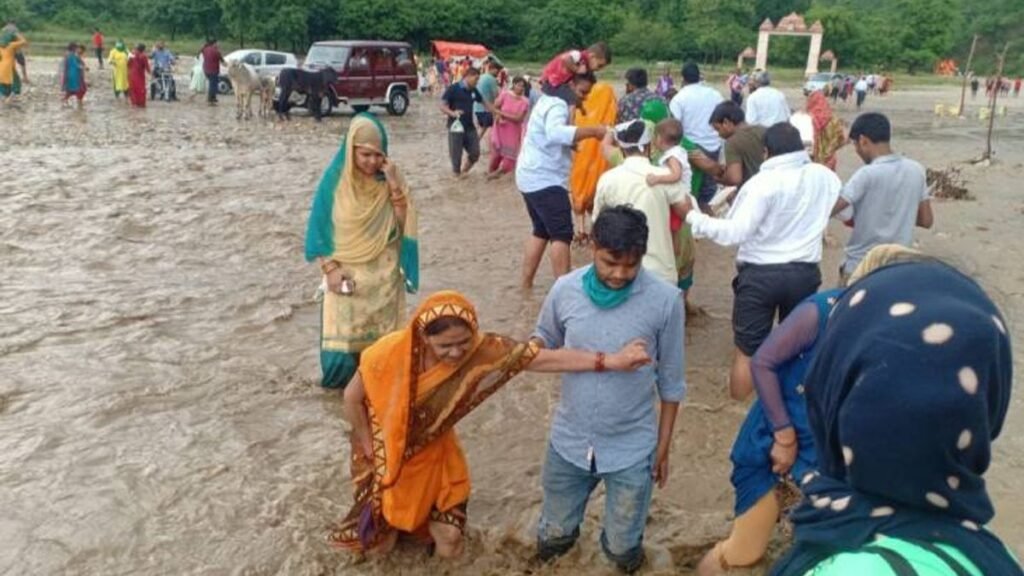 saharanpur-shakumbhari-temple-pilgrims-rescued-police-local-shopkeepers