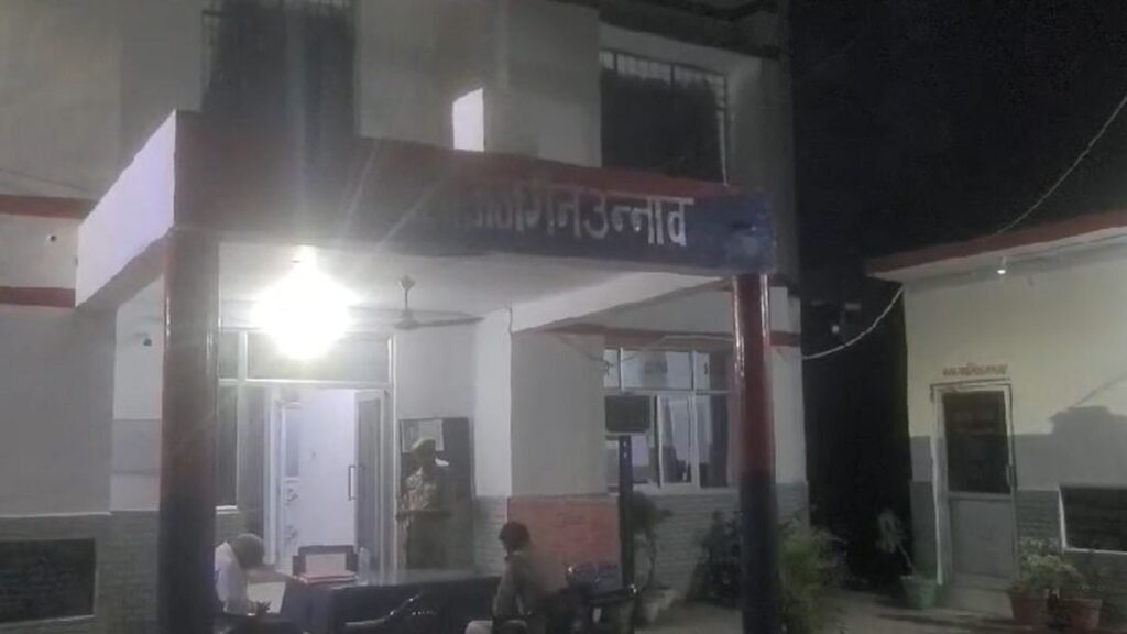 unnao-police-seize-40-lakh-cash-from-car