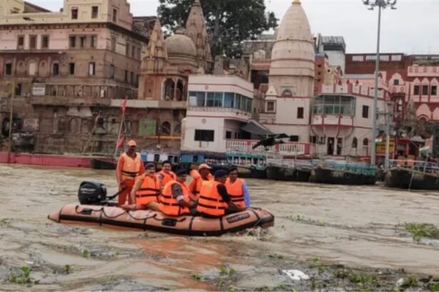 up-flood-news-varanasi-ghats-disconnected-ndrf-alert