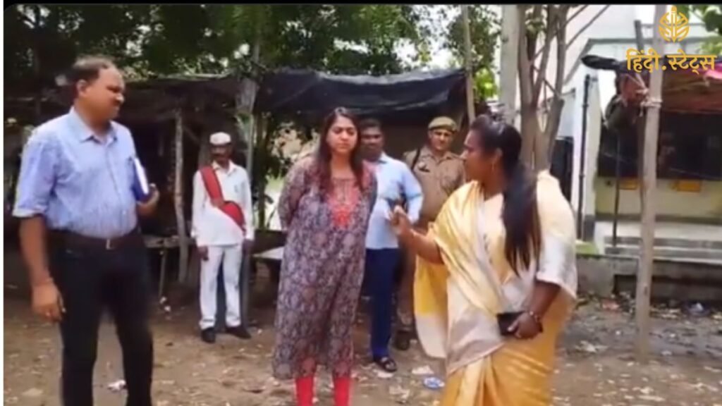 फतेहपुर में महिला DM ने RTO ऑफिस पर मारा छापा,