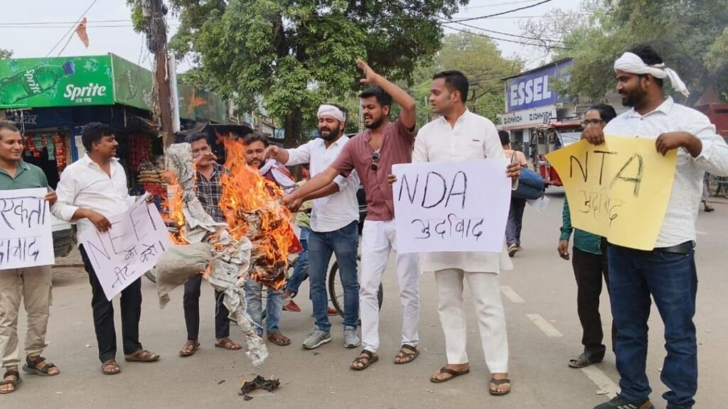 youth-congress-protests-at-gandhinagar-station-against-neet-exam-fraud