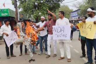 youth-congress-protests-at-gandhinagar-station-against-neet-exam-fraud
