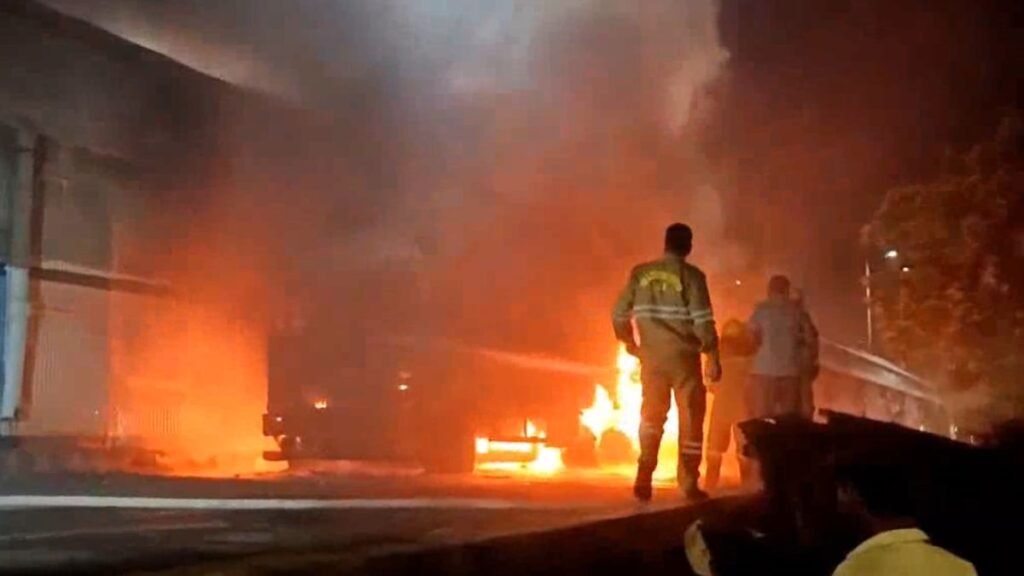 kanpur-breaking-moving-truck-fire-nawabasta-bypass