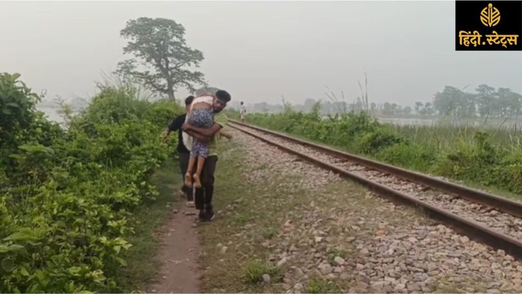 lakhimpur-kheri-siblings-carry-sisters-body-flood