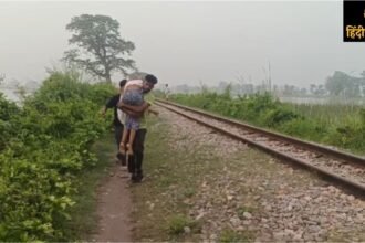 lakhimpur-kheri-siblings-carry-sisters-body-flood