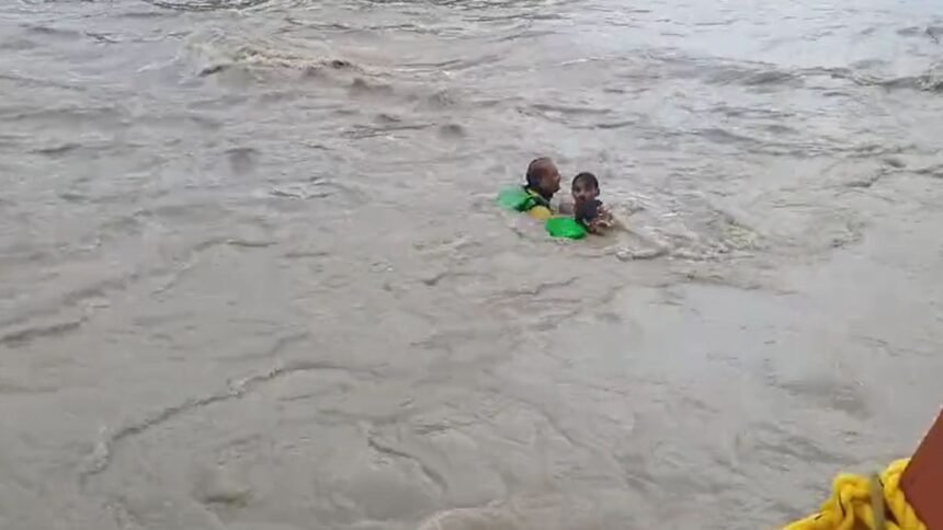 haridwar-sdrf-rescues-kanwariya-from-drowning