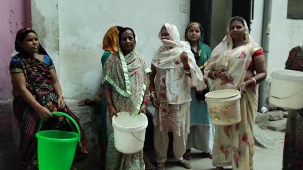 janakpuri-water-crisis-residents-struggle-dirty-water