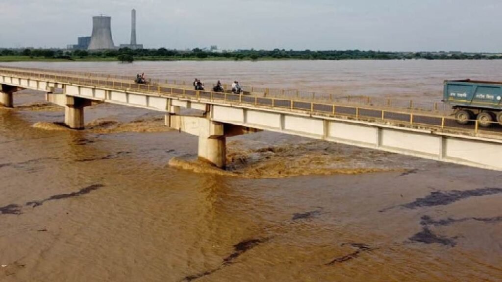 hamirpur-youth-protest-yamuna-bridge