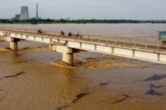 hamirpur-youth-protest-yamuna-bridge